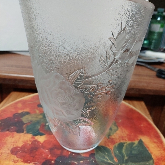 Vintage* 70s Frosted Crystal Rose Hand Etched Vase - Picture 4 of 11